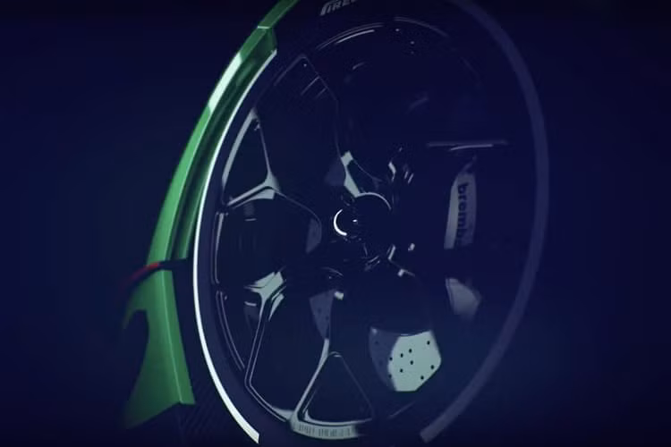 Đây không phải là lần đầu tiên Squadra Corse ra mắt xe đua Lamborghini động cơ V12. Trước đây, bộ phận này cũng đã ra mắt Murcielago R-GT, tuy nhiên mẫu xe này lại không quá thành công ở phân khúc GT1. SC18 Alston cũng là chiếc siêu xe được Squadra Corse ra mắt. Nó sở hữu thiết kế hướng đến đường đua nhưng vẫn đủ khả năng để vận hành hợp pháp trên phố.