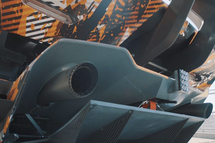 Vì đây là một chiếc xe được chế tạo riêng cho đường đua nên Squadra Corse của Lamborghini và bộ phận thiết kế Centro Stile đã phải làm việc cùng nhau để khiến nó trở nên khác biệt so với nền tảng Aventador hiện hữu. Xe sẽ sở hữu thiết kế của những chiếc xe đua với hốc gió lớn trên nóc xe, cánh gió sau cố định, nắp capo với hốc gió kép,…
