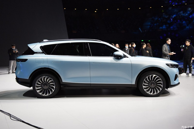 Trong năm nay, thương hiệu cao cấp của Dongfeng đã tung ra 2 mẫu xe concept mới mang tên i-Land và iFree. Đến hôm 18/12 vừa qua, Voyah tiếp tục giới thiệu mẫu xe thương mại đầu tiên của mình với cái tên Free tại thị trường quê nhà Trung Quốc. Đây thực chất là phiên bản thương mại của mẫu xe concept Voyah iFree đã trình làng trong triển lãm Ô tô Bắc Kinh 2020 diễn ra vào tháng 9 năm nay.