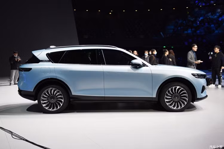 Trong năm nay, thương hiệu cao cấp của Dongfeng đã tung ra 2 mẫu xe concept mới mang tên i-Land và iFree. Đến hôm 18/12 vừa qua, Voyah tiếp tục giới thiệu mẫu xe thương mại đầu tiên của mình với cái tên Free tại thị trường quê nhà Trung Quốc. Đây thực chất là phiên bản thương mại của mẫu xe concept Voyah iFree đã trình làng trong triển lãm Ô tô Bắc Kinh 2020 diễn ra vào tháng 9 năm nay.