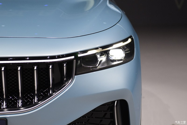 Bên ngoài, Voyah Free mang dáng dấp khá trung thành với mẫu xe concept iFree. Theo đó, xe được trang bị lưới tản nhiệt cỡ lớn với những nan mạ crôm nằm dọc, gợi liên tưởng đến ô tô hạng sang Maserati. Nằm giữa lưới tản nhiệt là logo phát sáng của thương hiệu Voyah