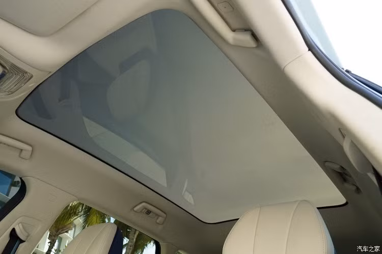 Tại thị trường Trung Quốc, Voyah Free có 2 phiên bản, bao gồm phiên bản chạy hoàn toàn bằng điện và phiên bản có thêm động cơ xăng để tăng phạm vi hoạt động. Trong đó, phiên bản chạy điện dùng 2 mô-tơ điện với công suất tổng cộng hơn 680 mã lực và mô-men xoắn cực đại 1.000 Nm. Nhờ đó, xe có thể chạy hết quãng đường 500 km. Ở phiên bản còn lại, Voyah Free vẫn dùng 2 mô-tơ điện như trên nhưng có thêm động cơ xăng 4 xi-lanh, tăng áp, dung tích 1,5 lít, sản sinh công suất tối đa 82 mã lực, cho phép xe chạy hết quãng đường 860 km.