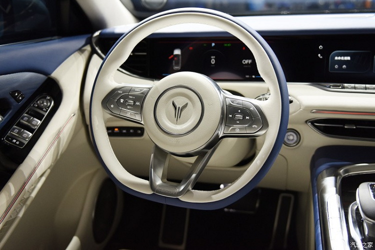 Những trang bị nội thất đáng chú ý khác của mẫu ôtô Trung Quốc này bao gồm vô lăng vát đáy thể thao, hệ thống đèn viền thay đổi màu sắc, hệ thống tỏa hương thơm như xe sang Đức, cửa sổ trời toàn cảnh thay đổi độ đục, trong của kính theo 10 cấp độ, hệ thống âm thanh Dynaudio 10 loa và hệ thống cách âm chủ động. Trong khi đó, ghế có đủ tính năng như chỉnh điện 12 hướng, nhớ vị trí, sưởi ấm, làm mát và mát-xa.