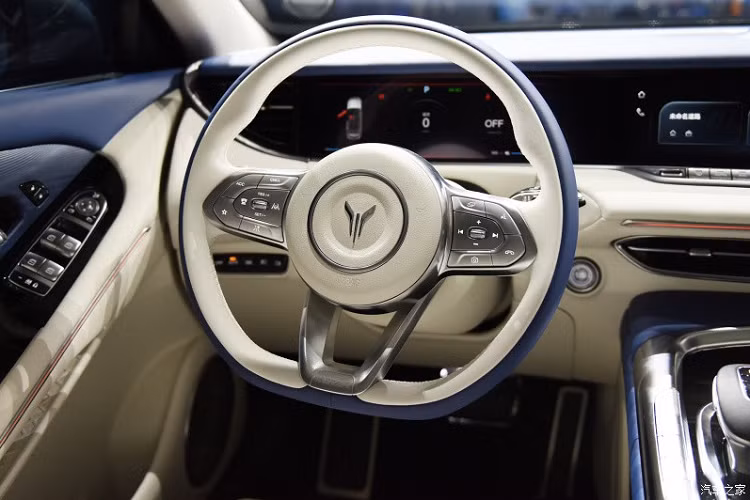 Những trang bị nội thất đáng chú ý khác của mẫu ôtô Trung Quốc này bao gồm vô lăng vát đáy thể thao, hệ thống đèn viền thay đổi màu sắc, hệ thống tỏa hương thơm như xe sang Đức, cửa sổ trời toàn cảnh thay đổi độ đục, trong của kính theo 10 cấp độ, hệ thống âm thanh Dynaudio 10 loa và hệ thống cách âm chủ động. Trong khi đó, ghế có đủ tính năng như chỉnh điện 12 hướng, nhớ vị trí, sưởi ấm, làm mát và mát-xa.
