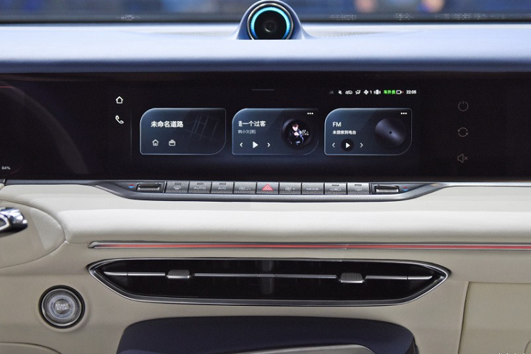 Theo thương hiệu Voyah, 3 màn hình này sẽ liên kết với nhau và có thể gập xuống, gợi liên tưởng đến bảng đồng hồ độc đáo của siêu xe McLaren 720S. Bên cạnh đó, giao diện của màn hình cũng sẽ thay đổi theo chế độ lái mà người dùng đang chọn.