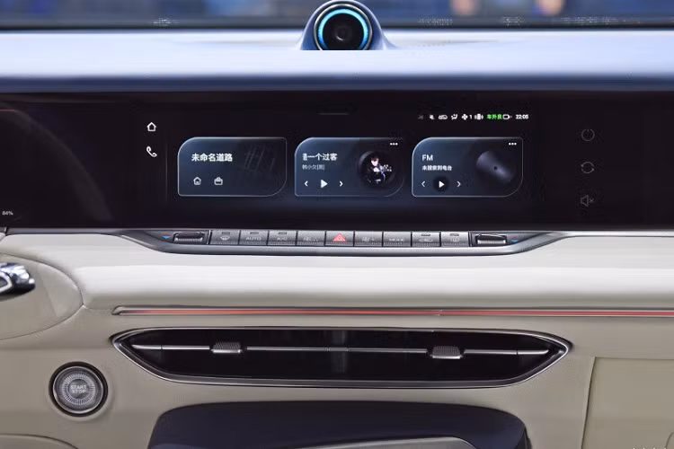 Theo thương hiệu Voyah, 3 màn hình này sẽ liên kết với nhau và có thể gập xuống, gợi liên tưởng đến bảng đồng hồ độc đáo của siêu xe McLaren 720S. Bên cạnh đó, giao diện của màn hình cũng sẽ thay đổi theo chế độ lái mà người dùng đang chọn.