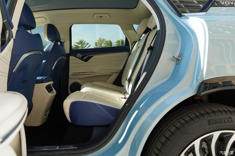 Đằng sau, Voyah Free được trang bị cụm đèn pha nằm ngang khá dài và nối liền với nhau bằng một dải đèn thanh mảnh. Nằm giữa 2 đèn hậu là chi tiết màu đen bóng với tem chữ nổi Voyah ở trên. Trong khi đó, kính sau được bao quanh bằng viền màu bạc bên dưới. Tương tự ngoại thất, nội thất của Voyah Free cũng được thiết kế với cảm hứng từ du thuyền. Dù có kích thước lớn nhưng mẫu xe này chỉ được trang bị nội thất 5 chỗ ngồi.