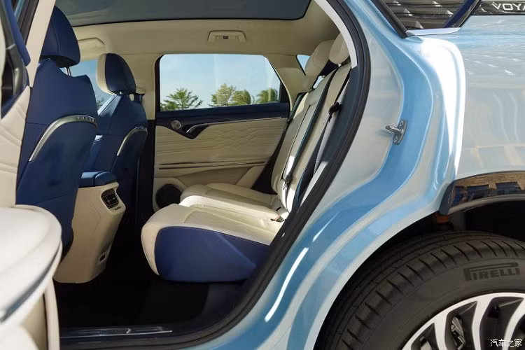 Đằng sau, Voyah Free được trang bị cụm đèn pha nằm ngang khá dài và nối liền với nhau bằng một dải đèn thanh mảnh. Nằm giữa 2 đèn hậu là chi tiết màu đen bóng với tem chữ nổi Voyah ở trên. Trong khi đó, kính sau được bao quanh bằng viền màu bạc bên dưới. Tương tự ngoại thất, nội thất của Voyah Free cũng được thiết kế với cảm hứng từ du thuyền. Dù có kích thước lớn nhưng mẫu xe này chỉ được trang bị nội thất 5 chỗ ngồi.