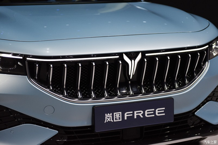 Được định vị trong phân khúc SUV cỡ lớn, Voyah Free hoàn toàn mới sở hữu chiều dài 4.905 mm, rộng 1.950 mm, cao 1.690 mm và chiều dài cơ sở 2.955 mm. Ngoài ra, mẫu SUV Trung Quốc này còn sở hữu hệ số lực cản không khí chỉ 0,28 Cd nhờ thiết kế ngoại thất mượt mà và tròn trịa.