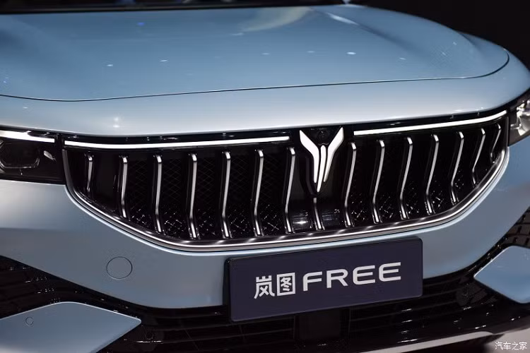 Được định vị trong phân khúc SUV cỡ lớn, Voyah Free hoàn toàn mới sở hữu chiều dài 4.905 mm, rộng 1.950 mm, cao 1.690 mm và chiều dài cơ sở 2.955 mm. Ngoài ra, mẫu SUV Trung Quốc này còn sở hữu hệ số lực cản không khí chỉ 0,28 Cd nhờ thiết kế ngoại thất mượt mà và tròn trịa.