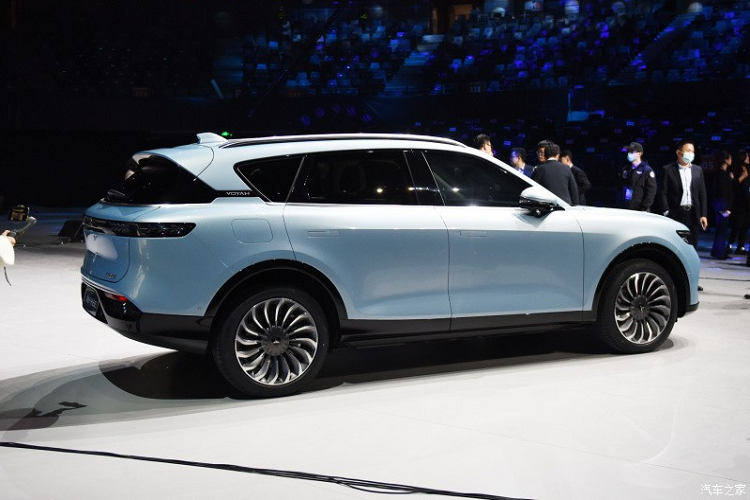 Khi lái Voyah Free, người điều khiển có thể chọn 1 trong 4 chế độ lái là Standard, Comfort, Off-road và High Energy. Ngoài ra, mẫu SUV cỡ lớn này còn sử dụng hệ thống treo xương đòn kép đằng trước và đa liên kết phía sau. Hiện giá xe Voyah Free tại thị trường Trung Quốc vẫn chưa được công bố. Dự kiến, xe sẽ bắt đầu được bày bán vào quý III năm sau với giá không quá 400.000 Nhân dân tệ (khoảng 1,42 tỷ đồng).