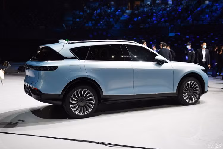 Khi lái Voyah Free, người điều khiển có thể chọn 1 trong 4 chế độ lái là Standard, Comfort, Off-road và High Energy. Ngoài ra, mẫu SUV cỡ lớn này còn sử dụng hệ thống treo xương đòn kép đằng trước và đa liên kết phía sau. Hiện giá xe Voyah Free tại thị trường Trung Quốc vẫn chưa được công bố. Dự kiến, xe sẽ bắt đầu được bày bán vào quý III năm sau với giá không quá 400.000 Nhân dân tệ (khoảng 1,42 tỷ đồng).