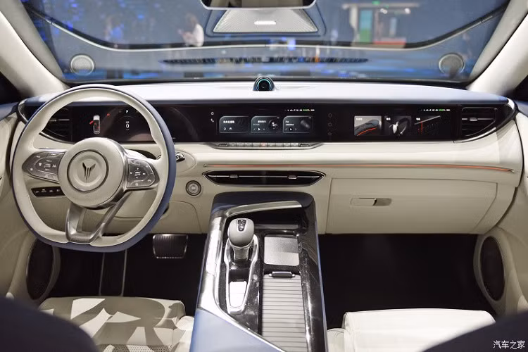 Điểm nhấn của mẫu ôtô Trung Quốc này nằm ở 3 màn hình nằm liền nhau trên mặt táp-lô. Một màn hình nằm trong bảng đồng hồ kỹ thuật số sau vô lăng và một màn hình phục vụ hệ thống thông tin giải trí. Ngoài ra, Voyah Free còn có một màn hình nữa nằm trước mặt hành khách trên ghế phụ lái. Nhờ đó, hành khách có thể sử dụng những tính năng trên xe như định vị hay nghe nhạc.