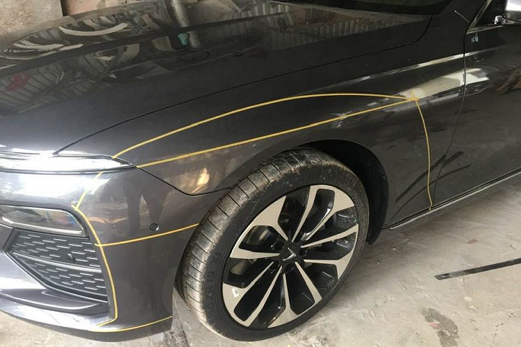 Cụ thể, để có thể thực hiện được thành công việc độ thân rộng cho xe sedan VinFast Lux A2.0, những người thợ Việt đã phải lên ý tưởng, vẽ mô phỏng bản thiết kế đồ hoạ ban đầu rồi cắt bỏ đi một phần vỏ nguyên bản của xe. Sau đó, các chi tiết độ thêm được đặt hàng từ nước ngoài và tiến hành một cách hết sức cẩn thận.