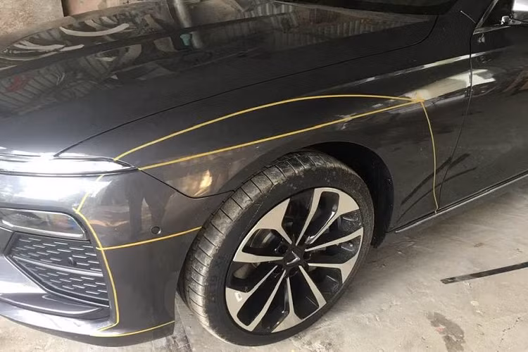 Cụ thể, để có thể thực hiện được thành công việc độ thân rộng cho xe sedan VinFast Lux A2.0, những người thợ Việt đã phải lên ý tưởng, vẽ mô phỏng bản thiết kế đồ hoạ ban đầu rồi cắt bỏ đi một phần vỏ nguyên bản của xe. Sau đó, các chi tiết độ thêm được đặt hàng từ nước ngoài và tiến hành một cách hết sức cẩn thận.