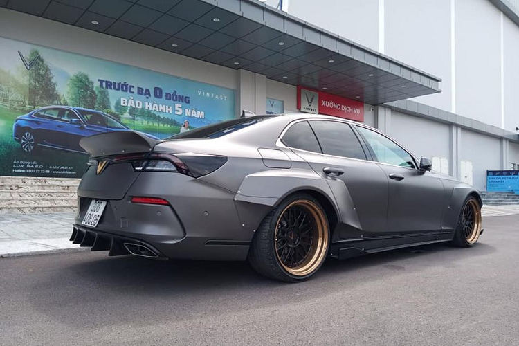 Đáng chú ý, chiếc VinFast Lux A2.0 này còn sở hữu thêm hệ thống treo khí nén cùng điều khiển của thương hiệu Air Force giúp xe có thể nâng/hạ gầm tự động nhanh chóng chẳng kém gì các mẫu xe đắt tiền và bộ phanh hiệu suất cao từ AP Racing.