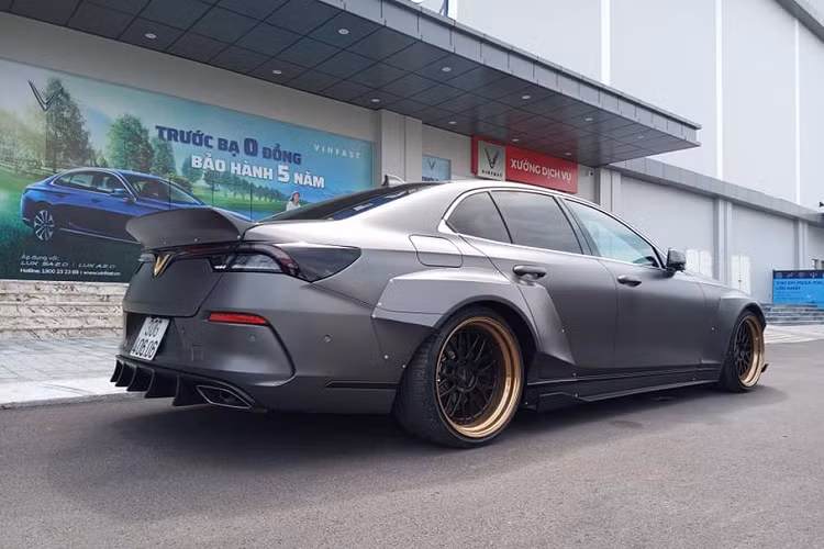 Đáng chú ý, chiếc VinFast Lux A2.0 này còn sở hữu thêm hệ thống treo khí nén cùng điều khiển của thương hiệu Air Force giúp xe có thể nâng/hạ gầm tự động nhanh chóng chẳng kém gì các mẫu xe đắt tiền và bộ phanh hiệu suất cao từ AP Racing.