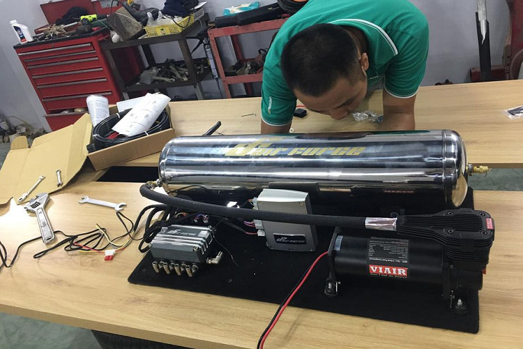 Toàn bộ khu vực hộc bánh xe đều được cắt bỏ để độ thân rộng, hay còn gọi là Wide Bodykit với các lớp đinh tán hầm hố. Tiếp tới, chiếc VinFast Lux A2.0 độ được trang bị bộ mâm, lốp mới màu vàng đồng ấn tượng. Màu sắc này cũng xuất hiện ở nhiều chi tiết trên xe như logo, viền dưới của mặt ca-lăng...