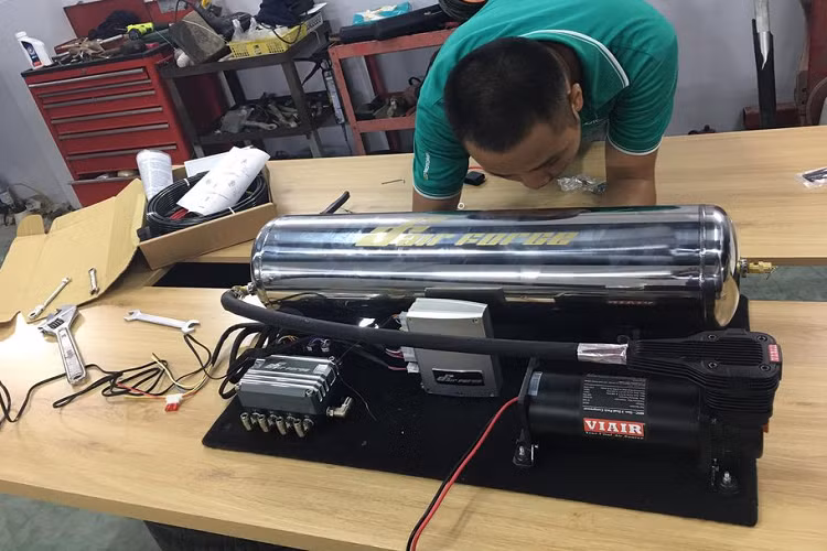 Toàn bộ khu vực hộc bánh xe đều được cắt bỏ để độ thân rộng, hay còn gọi là Wide Bodykit với các lớp đinh tán hầm hố. Tiếp tới, chiếc VinFast Lux A2.0 độ được trang bị bộ mâm, lốp mới màu vàng đồng ấn tượng. Màu sắc này cũng xuất hiện ở nhiều chi tiết trên xe như logo, viền dưới của mặt ca-lăng...