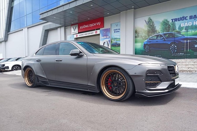 Để thoả mãn niềm đam mê chơi và độ xe, một dân chơi xe trong nước mới đây đã tiến hành độ lại chiếc VinFast Lux A2.0 mới theo phong cách thân rộng đầu tiên tại Việt Nam. Chiếc xe này đã nhanh chóng thu hút sự chú ý của cộng đồng những người sử dụng xe VinFast nói riêng và giới mê xe nói chung bởi độ độc và chất của nó.