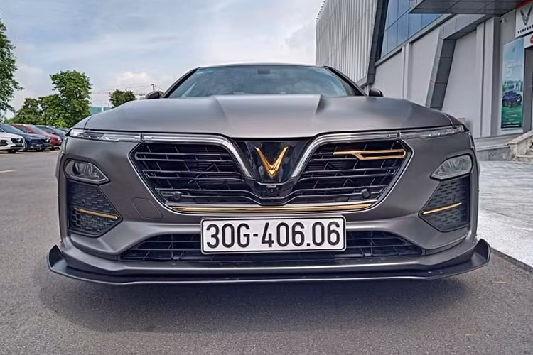 Màu sơn nguyên bản của chiếc VinFast Lux A2.0 cũng đã được thay đổi thành màu xám mờ huyền bí hơn