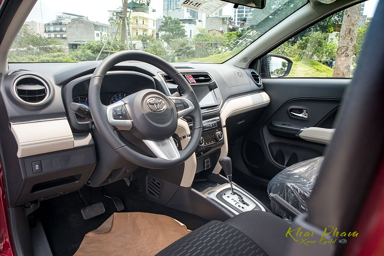 Toyota Rush 2020 có phần vô-lăng khá "đơn sơ" khi không thực sự nhiều nút bấm được tích hợp ở khu vực này. Đặc biệt, mẫu MPV này còn thiếu tính năng ga tự động đã khiến nhiều hành khách phàn nàn mỗi khi đi đường cao tốc. Ngay sau tay lái, cụm đồng hồ xe Toyota Rush khá sắc nét, màn hình TFT được tích hợp giúp hiển thị thông số vận hành.