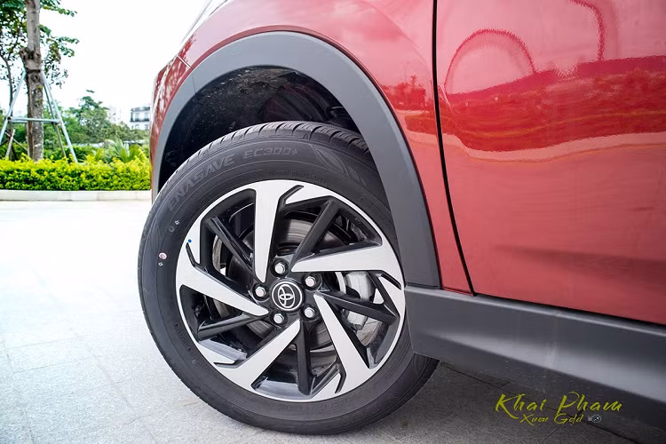 Phần đầu xe, Toyota Rush 2020 mới nổi bật nhờ cụm đèn pha sử dụng công nghệ LED với tính năng bật/tắt tự động. Đây là chiếc MPV duy nhất tại Việt Nam được trang bị đèn chiếu sáng LED, nhưng xe lại thiếu đi đèn định vị ban ngày. Lưới tản nhiệt của Rush sử dụng những thanh ngan ngang, logo thương hiệu ở vị trí trung tâm và cản trước là nhựa sơn bạc cứng cáp hơn.