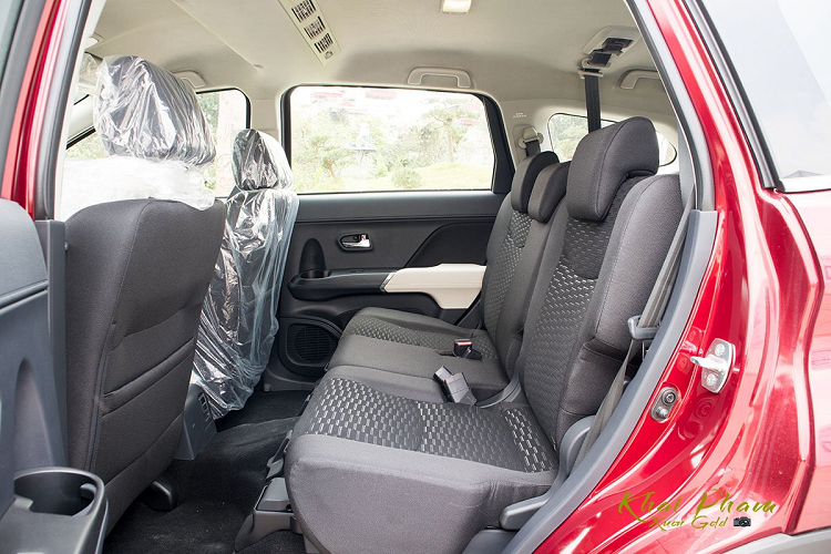 Toyota Rush 2020 cũng giống các đối thủ cùng phân khúc, xe có ghế ngồi bọc nỉ và chỉnh cơ hoàn toàn. Điểm mạnh của Toyota Rush đến từ không gian ghế ngồi rộng rãi ở cả 3 hàng ghế, còn điểm trừ là hàng 3 xe không thể gập phẳng hoàn toàn.