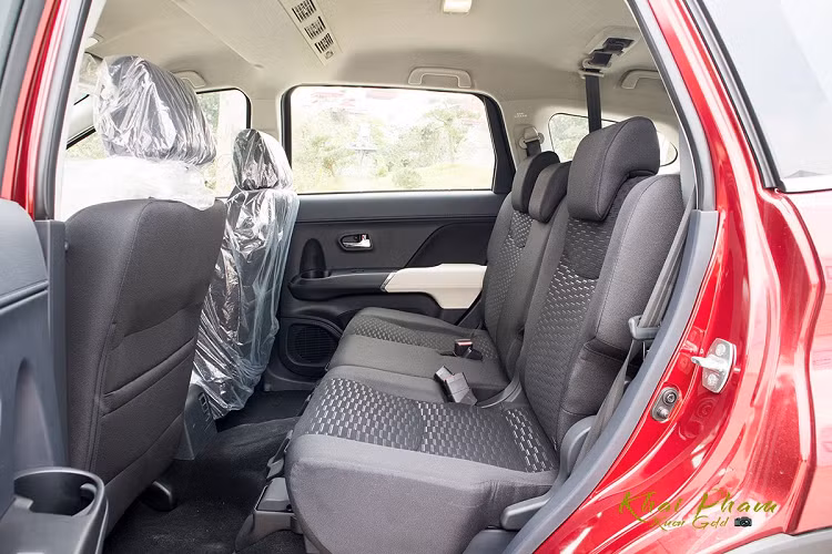 Toyota Rush 2020 cũng giống các đối thủ cùng phân khúc, xe có ghế ngồi bọc nỉ và chỉnh cơ hoàn toàn. Điểm mạnh của Toyota Rush đến từ không gian ghế ngồi rộng rãi ở cả 3 hàng ghế, còn điểm trừ là hàng 3 xe không thể gập phẳng hoàn toàn.