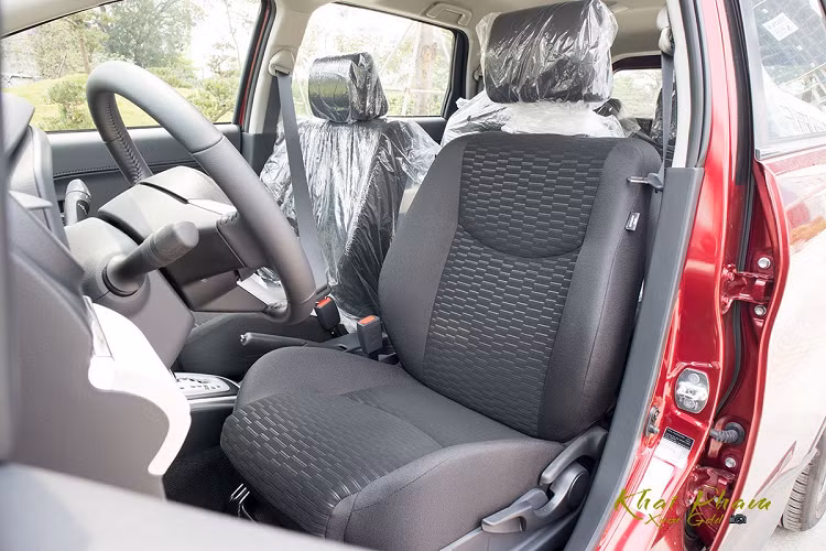 Toyota Rush 2020 cũng giống các đối thủ cùng phân khúc, xe có ghế ngồi bọc nỉ và chỉnh cơ hoàn toàn. Điểm mạnh của Toyota Rush đến từ không gian ghế ngồi rộng rãi ở cả 3 hàng ghế, còn điểm trừ là hàng 3 xe không thể gập phẳng hoàn toàn. Hãng xe Nhật Bản trang bị cho xe Toyota Rush hệ thống màn hình giải trí cảm ứng 7 inch có kết hợp đầu DVD có khả năng kết nối Bluetooth/AUX/HDMI/USB… với đầu ra là hệ thống âm thanh 8 loa.