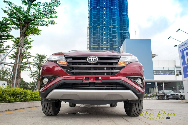 Toyota Rush có vẻ xuất hiện không đúng thời ở Việt Nam, dù mang logo "Toyota" đầy sức mạnh nhưng mẫu xe này lại không thể hiện được nhiều tại thị trường trong nước sau thời gian dài có mặt. Trong năm 2019, chiếc xe được ví là "tiểu Fortuner" vẫn có doanh số 2.957 chiếc đến tay khách hàng, thấp hơn kỳ vọng của hãng xe đến từ "đất nước mặt trời mọc" khá nhiều.