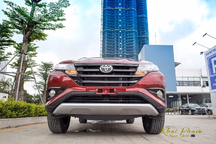Toyota Rush có vẻ xuất hiện không đúng thời ở Việt Nam, dù mang logo "Toyota" đầy sức mạnh nhưng mẫu xe này lại không thể hiện được nhiều tại thị trường trong nước sau thời gian dài có mặt. Trong năm 2019, chiếc xe được ví là "tiểu Fortuner" vẫn có doanh số 2.957 chiếc đến tay khách hàng, thấp hơn kỳ vọng của hãng xe đến từ "đất nước mặt trời mọc" khá nhiều.