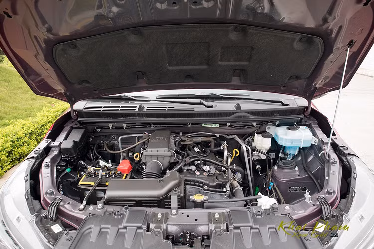 Dưới nắp ca-pô, Toyota Rush 2020 sử dụng động cơ xăng dung tích 1.5L, 4 xy lanh cho công suất tối đa đạt 102 mã lực và mô men xoắn cực đại 134 Nm. Cỗ máy trên kết hợp cùng hộp số tự động 4 cấp và hệ dẫn động cầu sau.