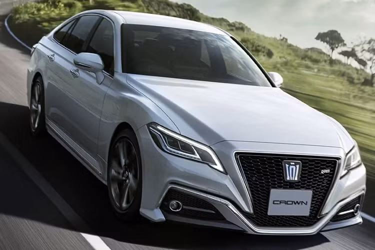 Bên ngoài, Toyota Crown thế hệ mới dường như chẳng thay đổi gì so với phiên bản cũ. Thương hiệu "thiện lành" chỉ bổ sung màu sơn ngoại thất và vành la-zăng mới cho xe.