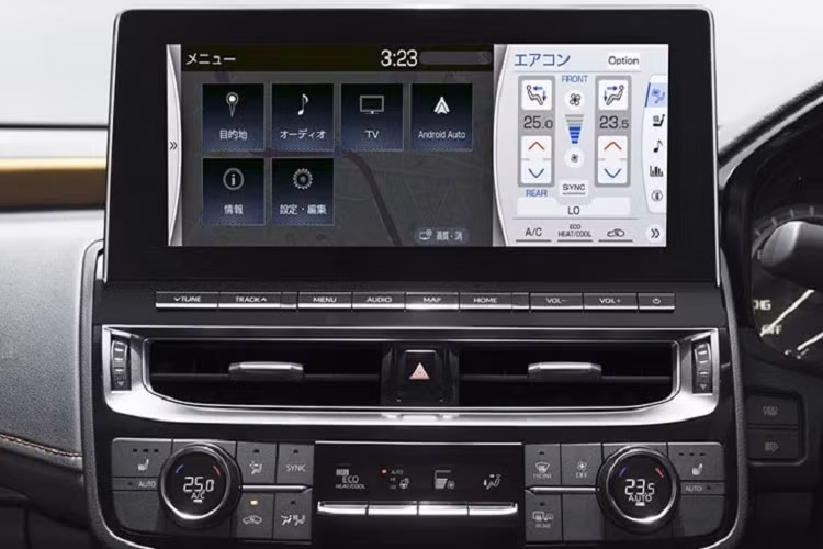 Sự thay đổi kể trên giúp việc chỉnh nhiệt độ và tốc độ quạt gió trở nên dễ dàng hơn mà không gây mất tập trung cho người lái. Tất nhiên, người lái vẫn có thể chỉnh điều hòa thông qua màn hình trung tâm. Đáng tiếc là động cơ của Toyota Crown 2021 tại thị trường Nhật Bản không có gì mới mẻ. 