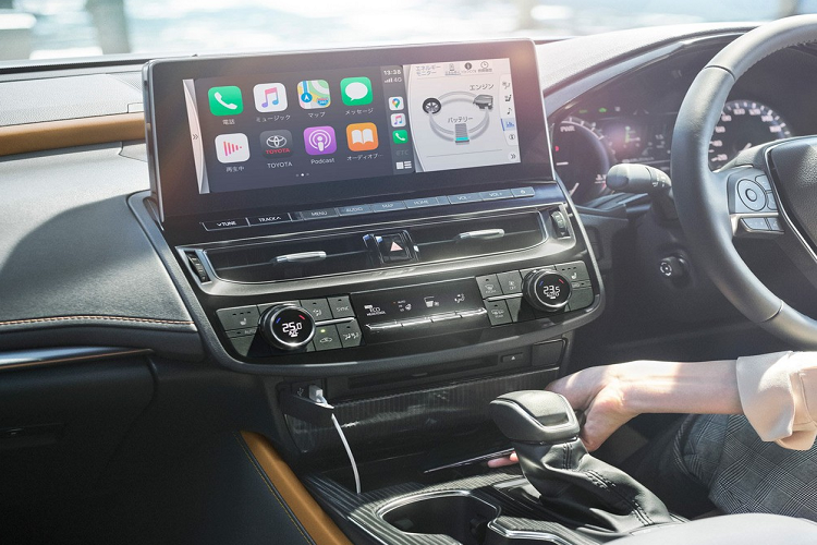 Ngay bên dưới màn hình này là 2 cửa gió điều hòa trung tâm và các nút chỉnh điều hòa. Nằm giữa 2 núm xoay chỉnh điều hòa là màn hình nhỏ để hiển thị thông tin. Trước đây, Toyota Crown được trang bị hẳn màn hình 7 inch để chỉnh điều hòa.