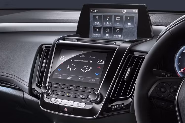 Xe vẫn được trang bị 3 tùy chọn động cơ khác nhau. Đầu tiên là hệ truyền động hybrid với máy xăng V6, dung tích 3,5 lít, tạo ra công suất tối đa 295 mã lực và mô-men xoắn cực đại 356 Nm. Thứ hai là hệ truyền động hybrid với máy xăng 4 xi-lanh, dung tích 2,5 lít, sản sinh công suất tối đa 181 mã lực và mô-men xoắn cực đại 221 Nm. Cả hai hệ truyền động hybrid này đều dùng mô-tơ điện và cụm pin lithium-ion. Cuối cùng là động cơ xăng 4 xi-lanh, dung tích 2.0 lít, cho công suất tối đa 241 mã lực và mô-men xoắn cực đại 350 Nm.