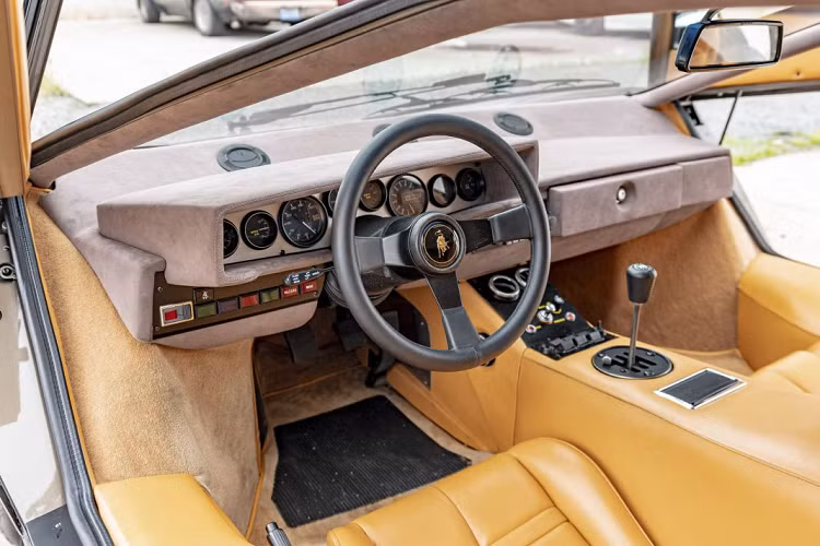 Tính đến tháng 3 năm 2001, chiếc xe mới chỉ lăn bánh tổng cộng 11.888 km. Vào năm 2003, chiếc Lamborghini Countach số khung 1120298 đã được bán cho John Kyle ở Miami, Florida và năm 2005 đã được bán cho Steve Claasen, lúc này chiếc xe vẫn còn màu sắc ngoại thất và nội thất nguyên bản từ khi được xuất xưởng.