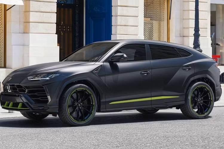Lamborghini Urus là chiếc SUV nhanh nhất thế giới hiện tại. Mẫu xe này được trang bị động cơ xăng V8, tăng áp kép, dung tích 4.0 lít, sản sinh công suất tối đa 650 mã lực và mô-men xoắn cực đại 850 Nm. Động cơ kết hợp cùng hộp số tự động 8 cấp và hệ dẫn động 4 bánh giúp Lamborghini Urus có thể tăng tốc từ vị trí xuất phát lên 100 km/h trong 3,6 giây trước khi đạt vận tốc tối đa 305 km/h.