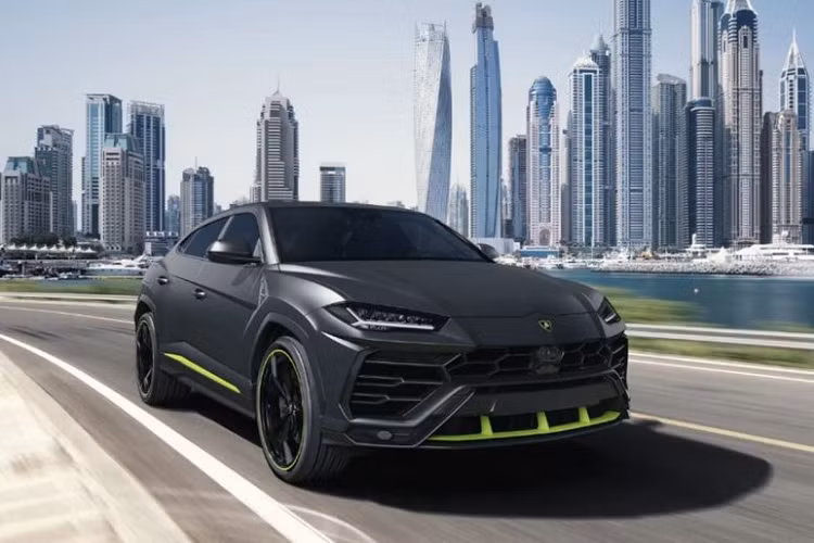 Siêu xe Lamborghini Urus Graphite Capsule sẽ được bán ra từ năm 2021. Giá bán Lamborghini Urus ở đời xe này vào khoảng là 218.009 đô la tại thị trường Mỹ và 186.134 Euro tại thị trường châu Âu. Giá xe Lamborghini Urus tại Việt Nam trên 20 tỷ đồng.