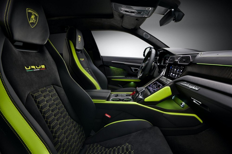 Nội thất Lamborghini Urus Graphite Capsule sẽ được bọc da Alcantara màu đen với các chi tiết và chỉ khâu tương phản màu nổi bật ở 2 bên ghế, thành cửa, bảng táp lô... và còn có logo Lamborghini cũng như dòng chữ Urus trên ghế ngồi.