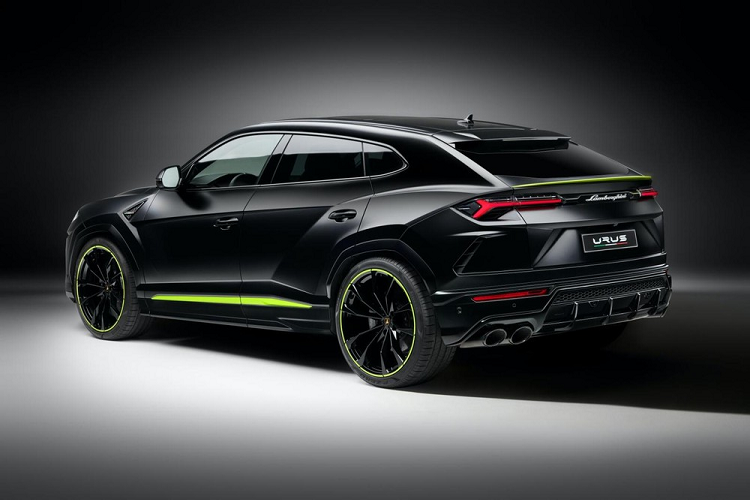 Những chiếc Lamborghini Urus tại Việt Nam sẽ có các vật liệu như nhôm phay, sợi carbon hay gỗ ở nội thất, nhưng với Urus Graphite Capsule, hãng siêu xe Ý, Lamborghini còn mang đến và cung cấp độc quyền cho phiên bản này vật liệu nhôm mạ crôm tối màu và kết hợp cùng sợi carbon mờ.