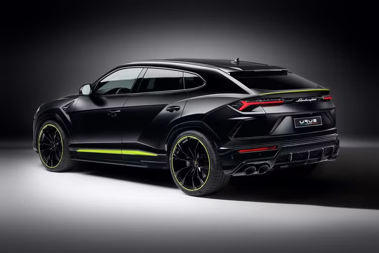 Những chiếc Lamborghini Urus tại Việt Nam sẽ có các vật liệu như nhôm phay, sợi carbon hay gỗ ở nội thất, nhưng với Urus Graphite Capsule, hãng siêu xe Ý, Lamborghini còn mang đến và cung cấp độc quyền cho phiên bản này vật liệu nhôm mạ crôm tối màu và kết hợp cùng sợi carbon mờ.
