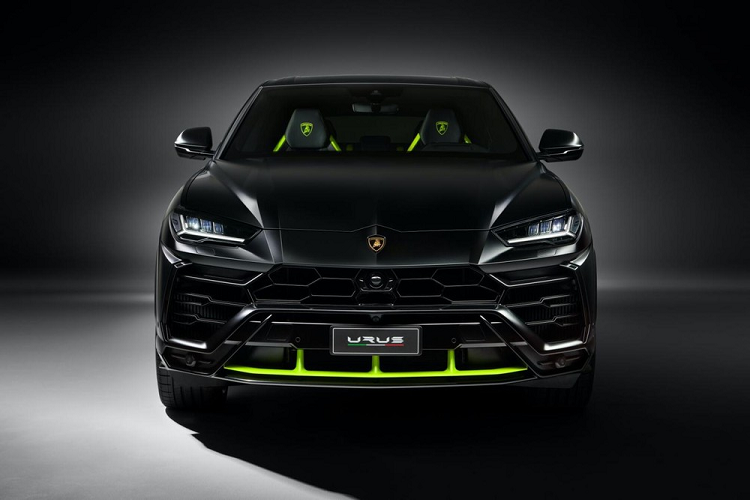 Chiếc siêu SUV Lamborghini Urus đang là "con gà đẻ trứng vàng" cho hãng xe Ý, vì thế, việc hãng siêu xe Ý chú trọng đến mẫu xe này thực chất là chuyện cần phải làm. Mới đây, hãng siêu xe Lamborghini đã tung ra gói màu sơn Graphite Capsule dành cho Urus.