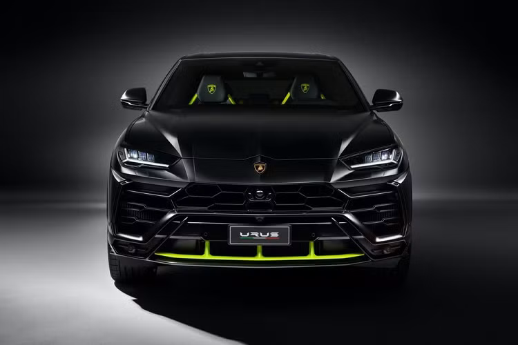 Chiếc siêu SUV Lamborghini Urus đang là "con gà đẻ trứng vàng" cho hãng xe Ý, vì thế, việc hãng siêu xe Ý chú trọng đến mẫu xe này thực chất là chuyện cần phải làm. Mới đây, hãng siêu xe Lamborghini đã tung ra gói màu sơn Graphite Capsule dành cho Urus.
