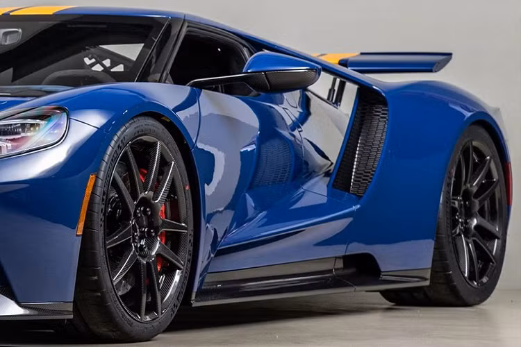 Quay lại với chiếc Ford GT, ngoại thất của xe được hoàn thiện với đường kẻ sọc màu vàng, được thửa riêng và cũng có tên là Sunoco Yellow. Xe được trang bị gói nâng cấp ngoại thất với những chi tiết bằng sợi carbon như chân gương, cản trước, khuếch tán, ốp hông và nắp động cơ.