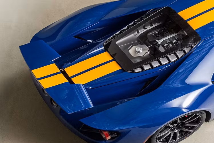 Phiên bản thương mại của Ford GT thế hệ mới được phát triển song song và cùng sở hữu nhiều công nghệ đến từ xe đua GT LM GTE, vì thế, nó không chỉ sở hữu thân hình đẹp mắt, những chi tiết khí động học mà còn sở hữu khả năng vận hành, hệ thống treo cùng những cải tiến đến từ xe đua.