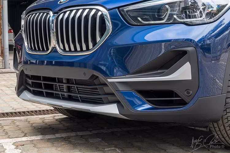 Điểm mới và nổi bật nhất ở phần đầu BMW X1 sDrive18i xLine 2020 dễ dàng dập vào mắt người xem chính là bộ lưới tản nhiệt và phần cản trước đã được thiết kế lại hoàn toàn mới. Bộ lưới tản nhiệt hình quả thận được làm lớn hơn nhằm tăng tính nhận diện thương hiệu.