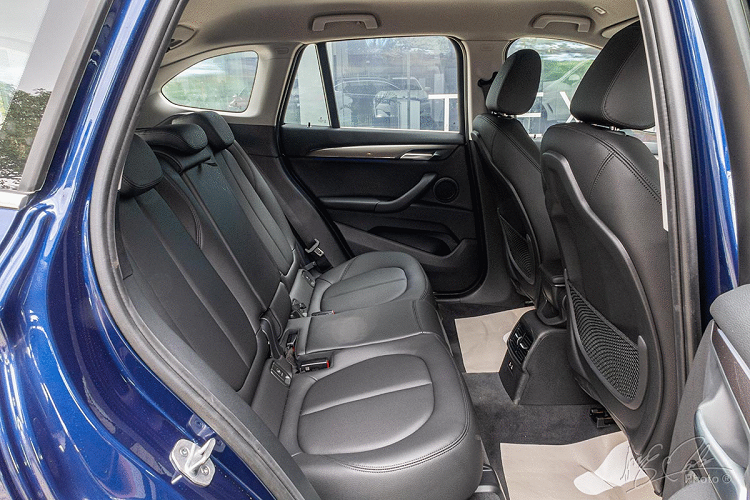 Giao diện hệ thống được nâng cấp phiên bản 6.0 mới nhất. Tất cả tính năng có thể thực hiện qua màn hình cảm ứng hoặc núm xoay điều khiển iDrive. Màn hình giải trí đã được trang bị tính năng kết nối Apple CarPlay không dây tiêu chuẩn và hệ thống Navigation với bảng đồng hồ tích hợp màn hình màu 5,7 inch.