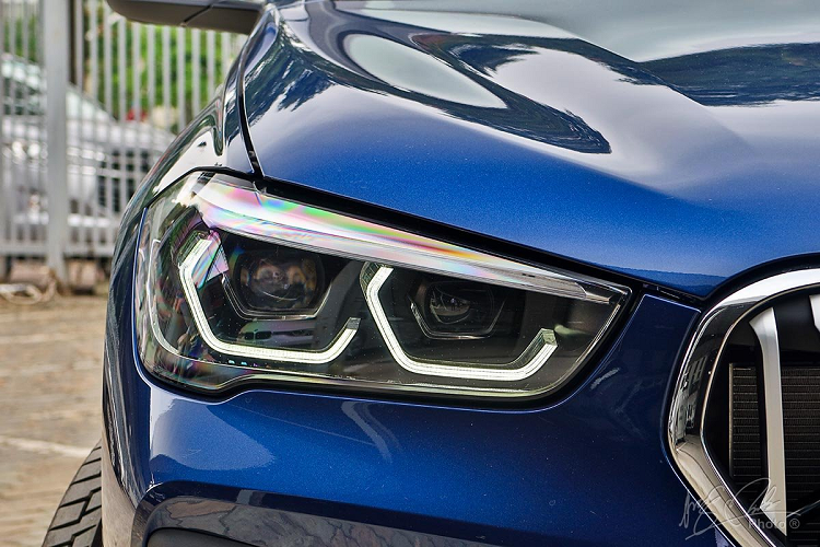 Cụm đèn pha Full LED cũng được tinh chỉnh lại giao diện để mang đến cái nhìn hiện đại, trong đó dải LED chiếu sáng ngày được làm dứt đoạn thay cho dạng vòng tròn càng tạo ấn tượng mạnh cho người xem. Phần cản trước giờ đây tạo cảm giác mạnh mẽ hơn với các chi tiết tạo hình gân guốc cùng hốc gió lớn hơn. Ở phiên bản mới X1 2020, đèn sương mù đã bị cắt bỏ.